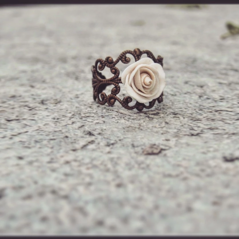 White rose ring 