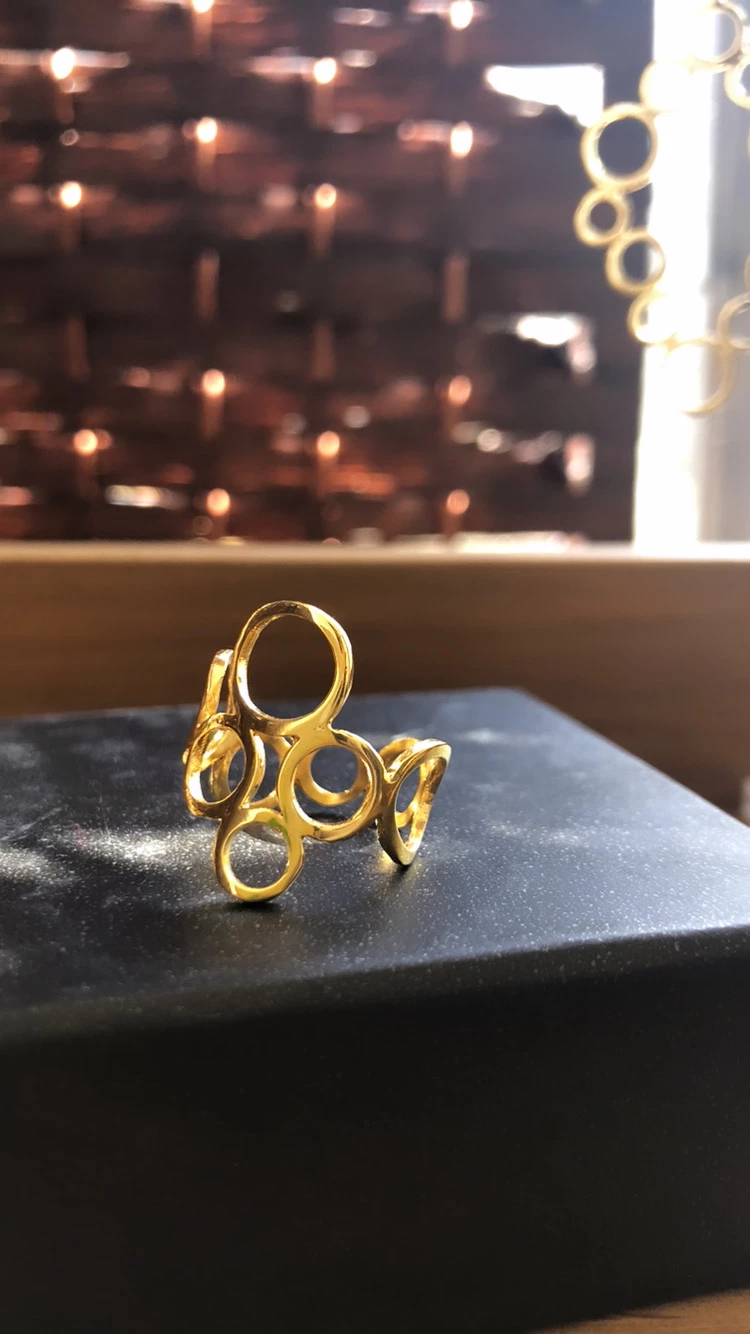 Dione ring band in gold