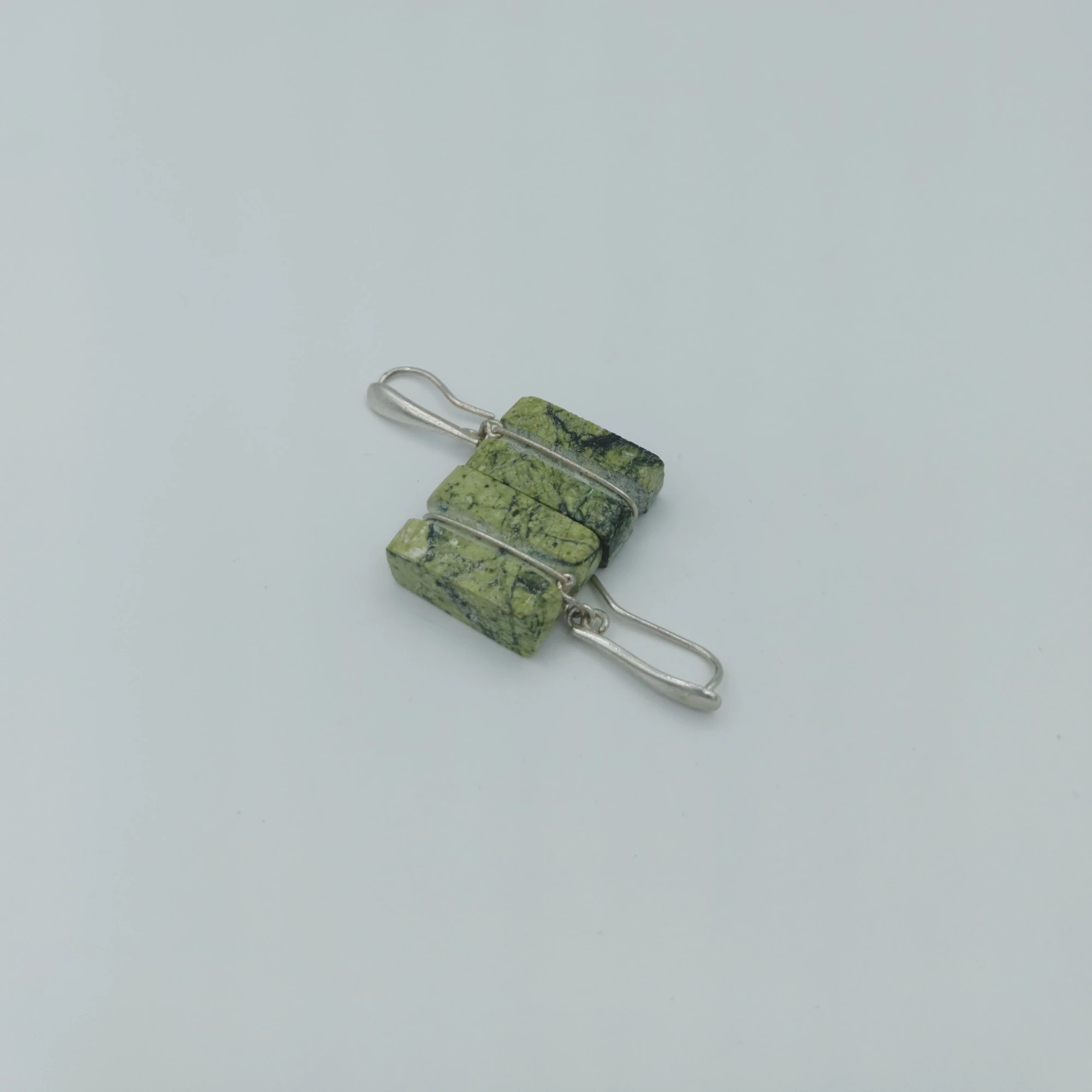 Σκουλαρίκια με πράσινο μάρμαρο και γάντζους δάκρυ από ασήμι 925°