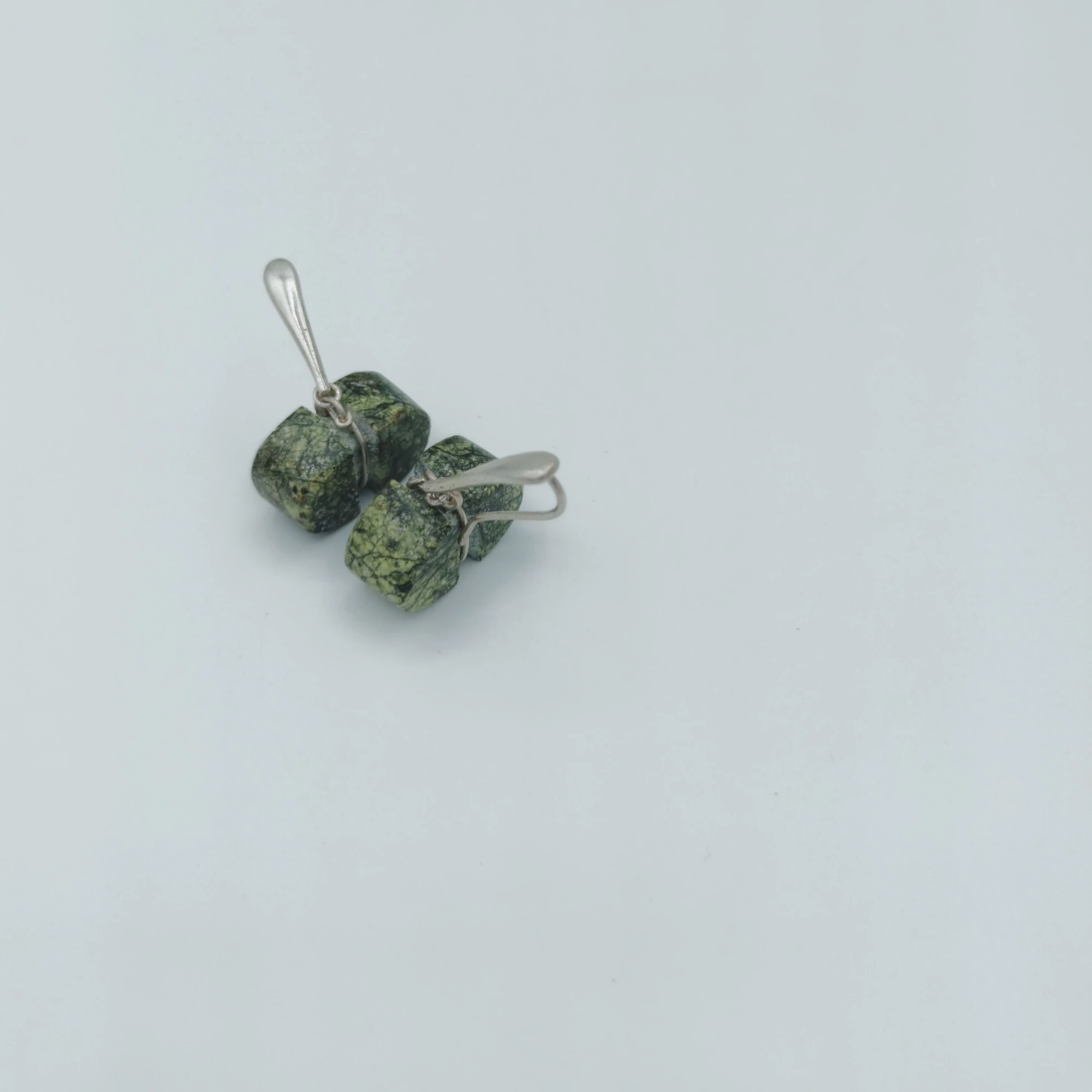 Σκουλαρίκια με πράσινο μάρμαρο και γάντζους δάκρυ από ασήμι 925°