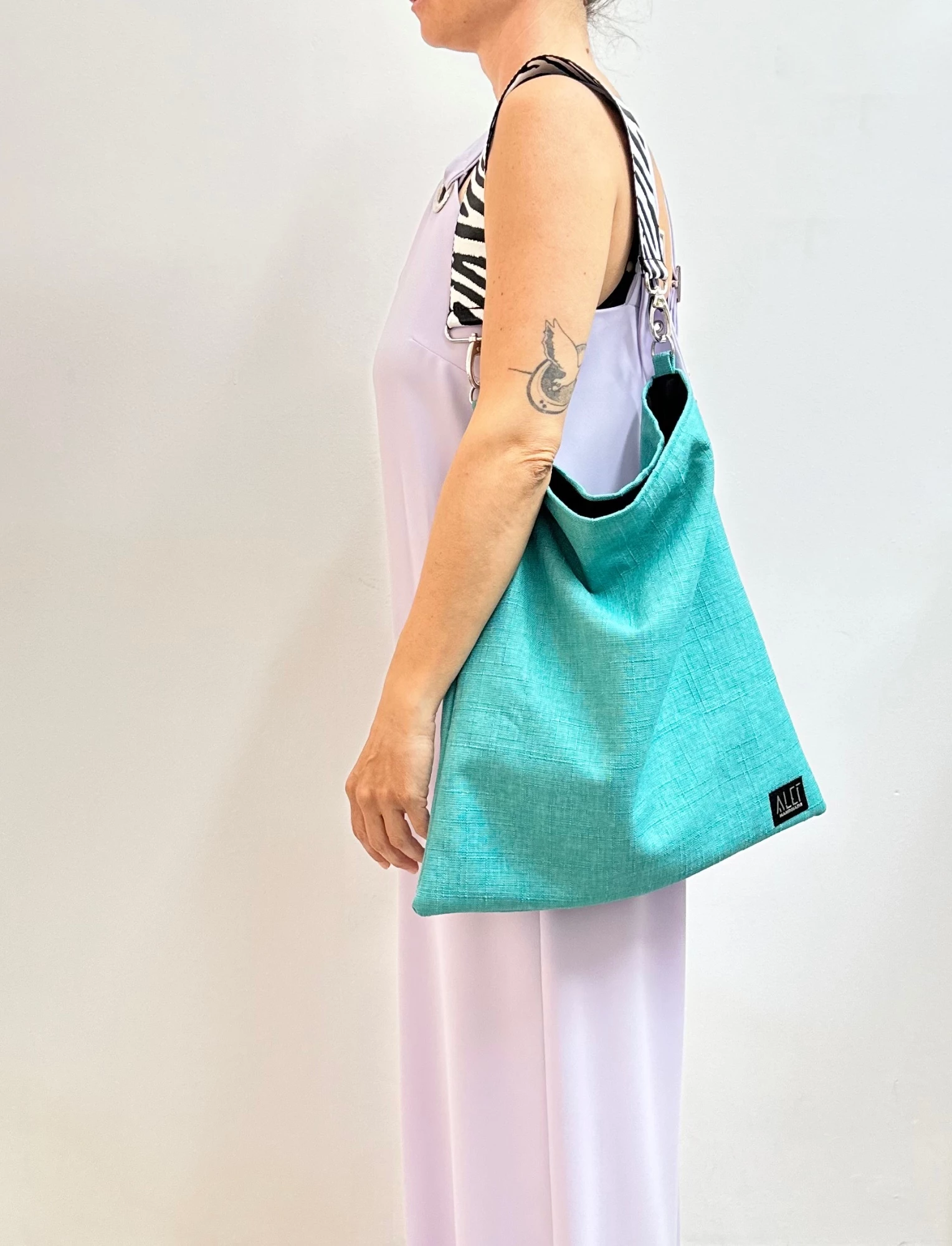 ✨NEW COLOR✨ The city shoulder bag in Turquoise!