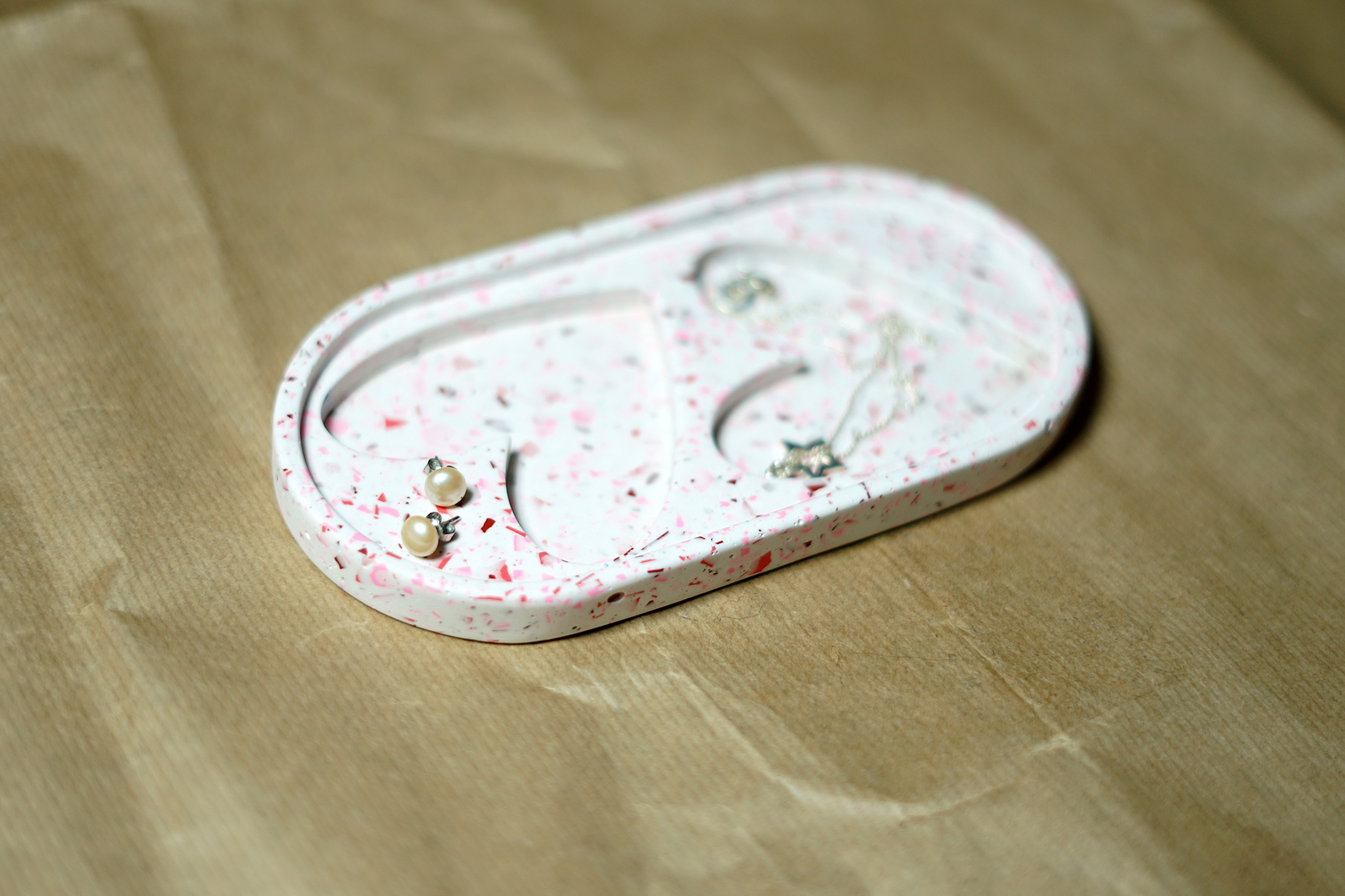 Διακοσμητικός Δίσκος terrazzo οβαλ με καρδιές 