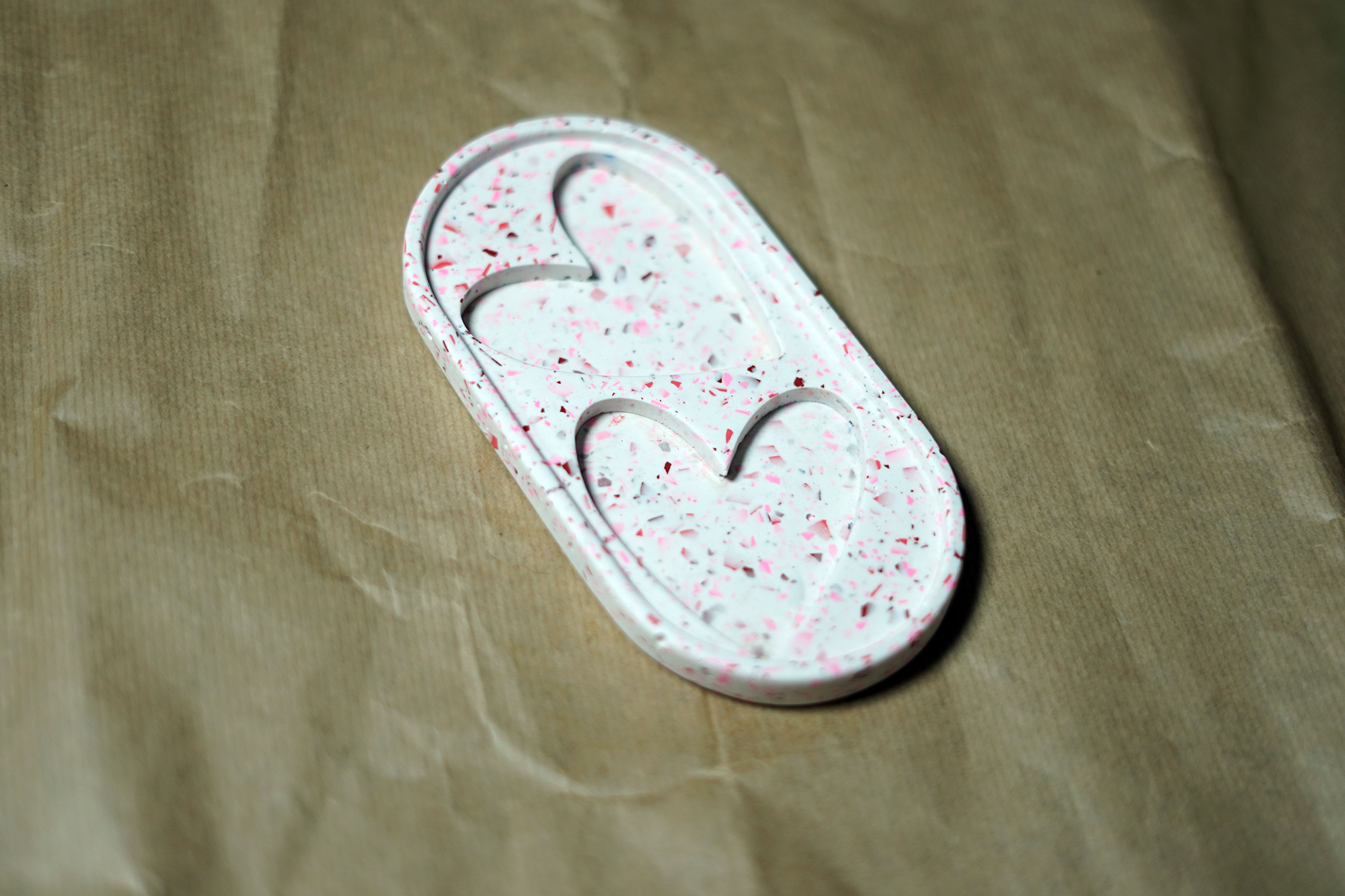 Διακοσμητικός Δίσκος terrazzo οβαλ με καρδιές 