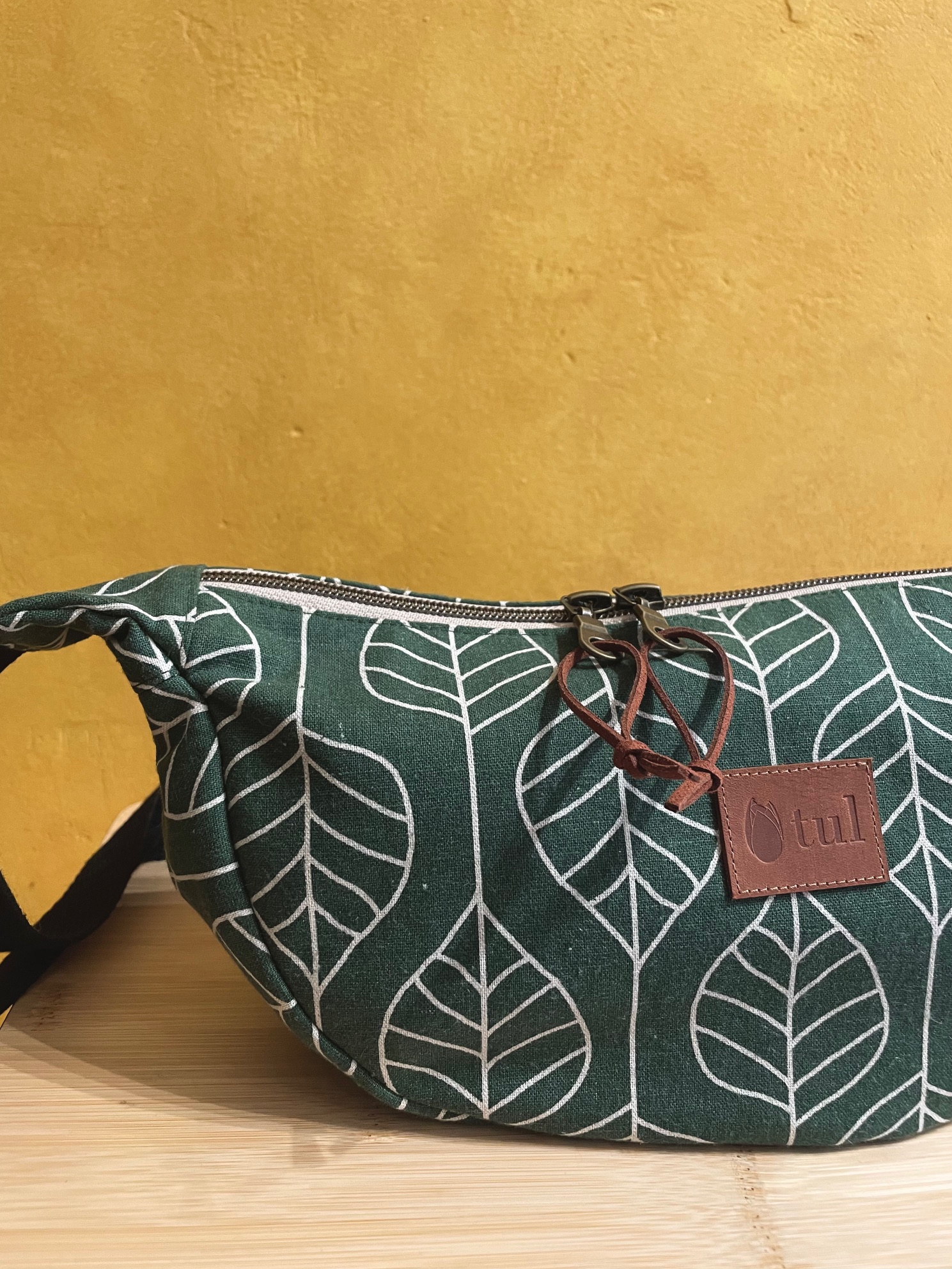 Hobo bag small με πράσινα φύλλα

