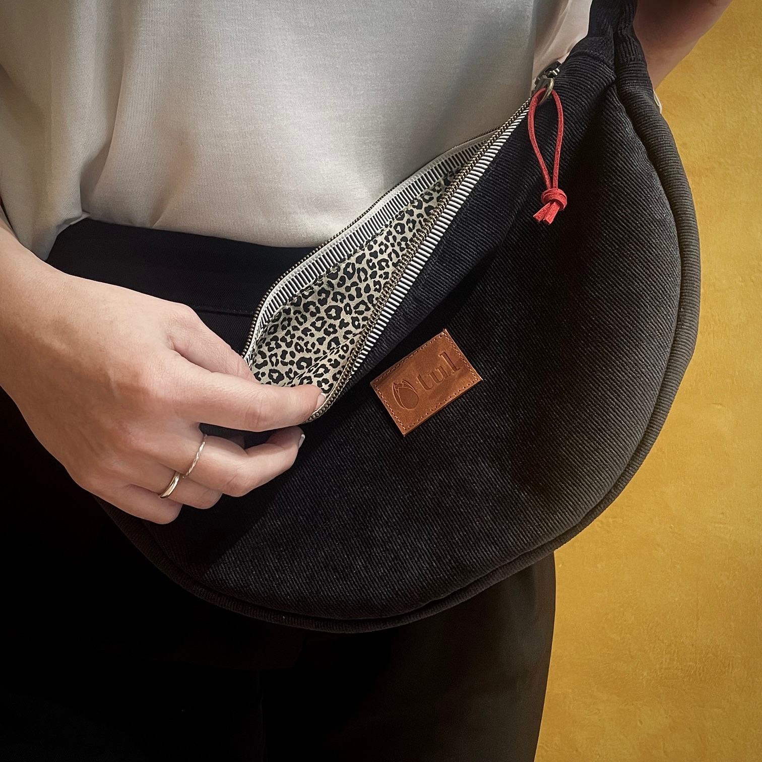 Hobo bag small κοτλέ Μαύρη