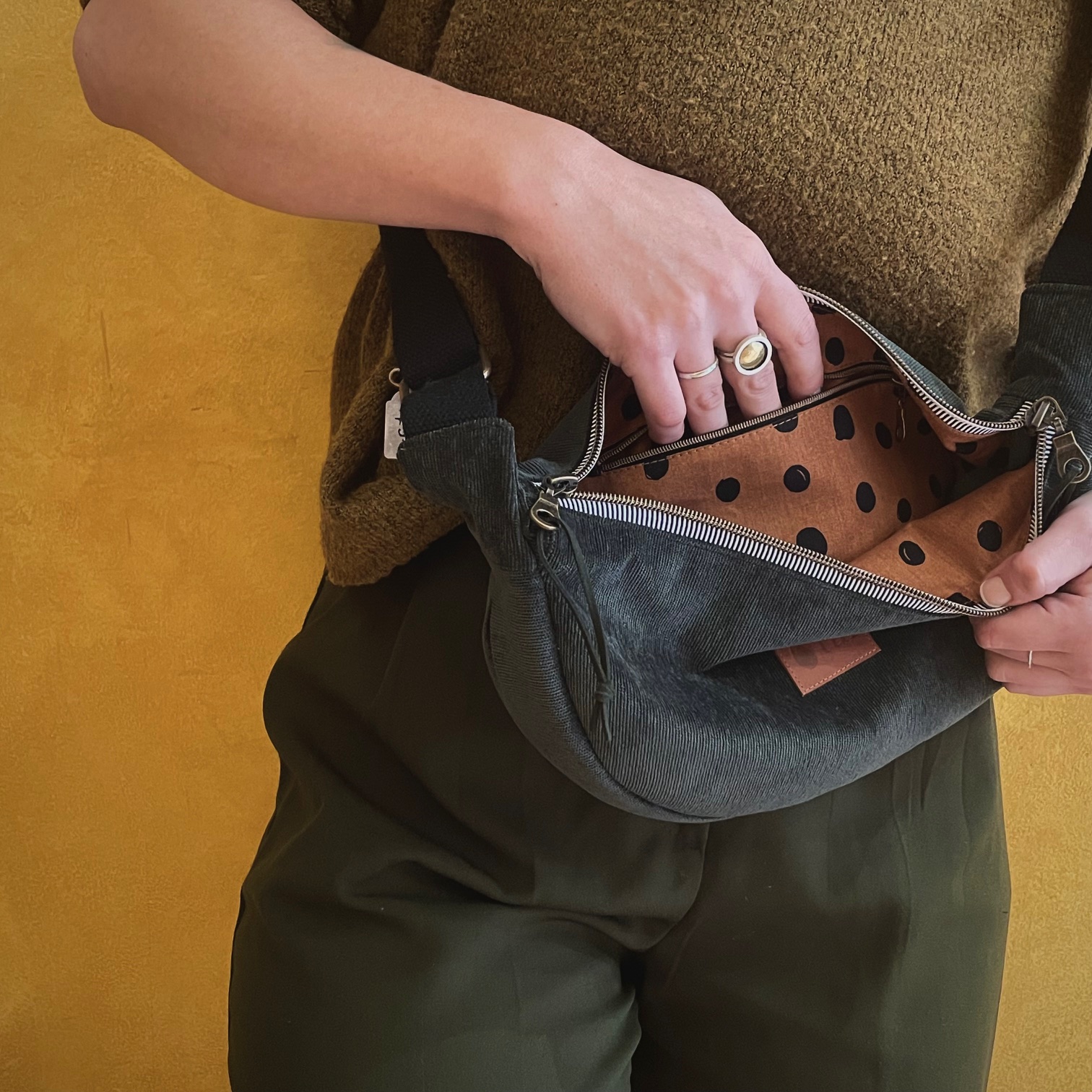 Hobo bag small κοτλέ Πράσινο σκούρο
