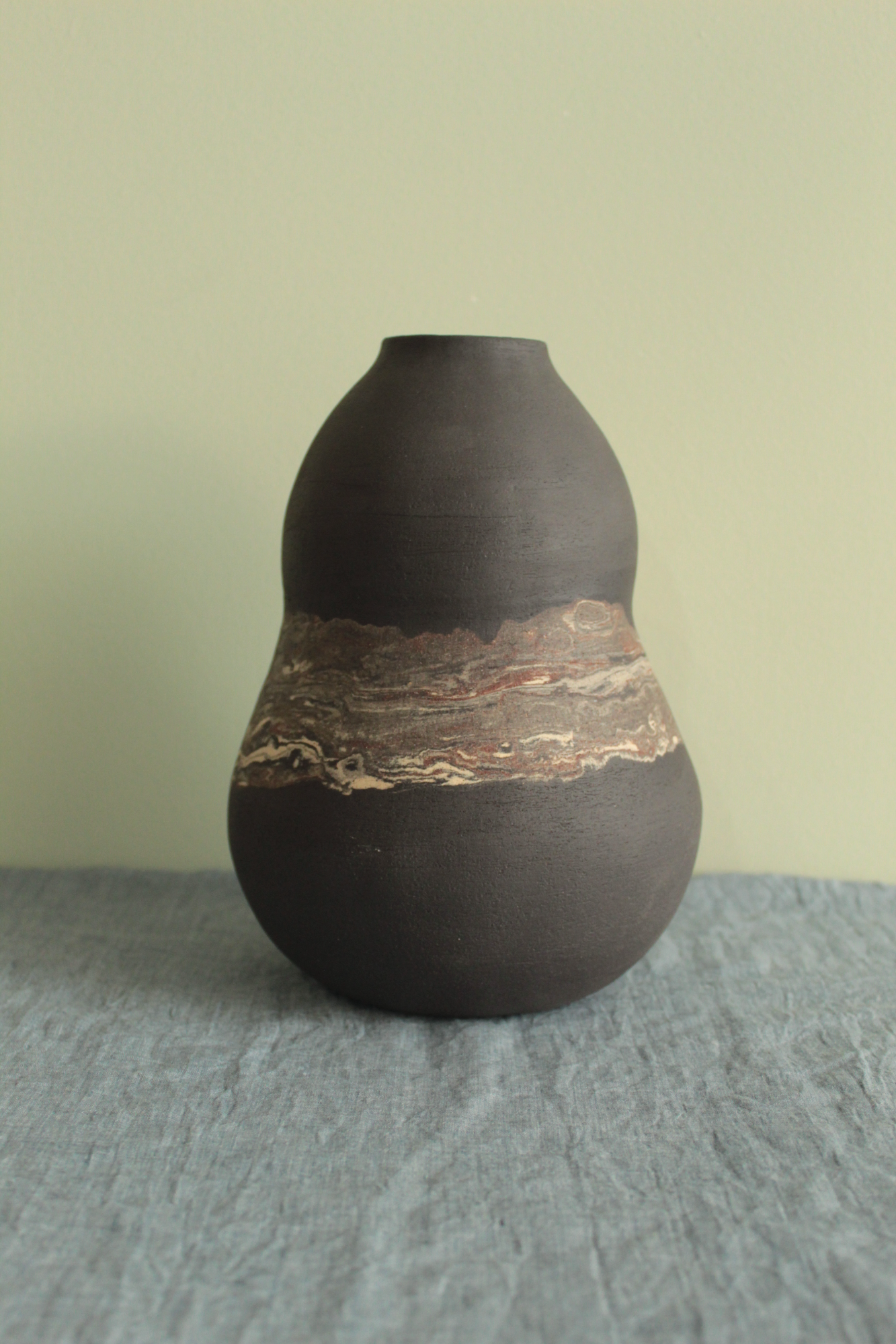 Μαύρο βάζο με λωρίδα marble