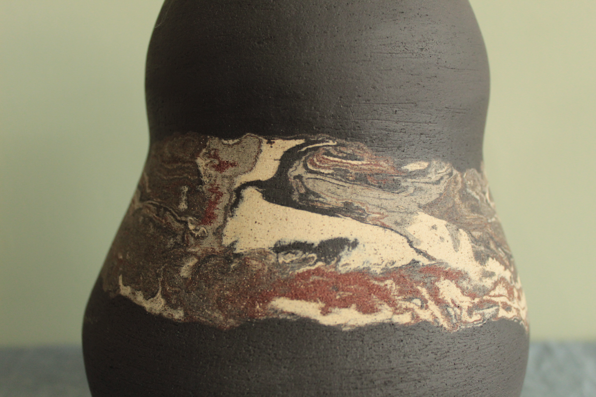 Μαύρο βάζο με λωρίδα marble