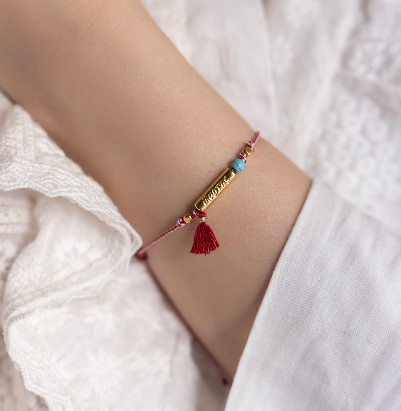 Βραχιόλι Μάρτης με Χρυσό Στοιχείο – Χειροποίητο Μαρτάκι