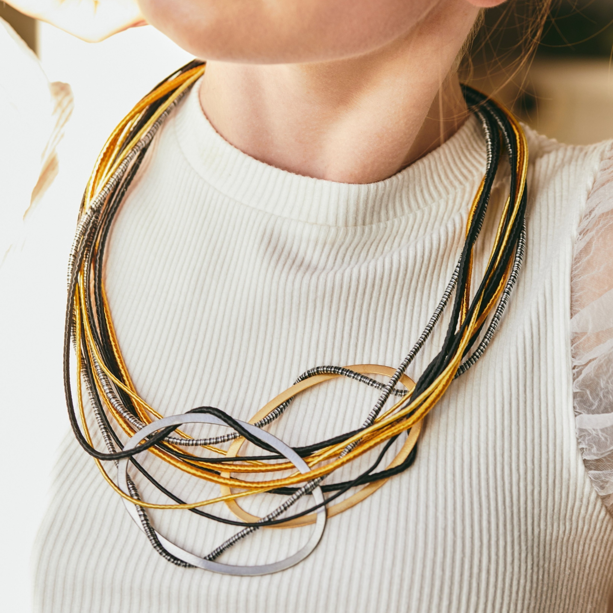 Διπλό Κολιέ Bib σε Μαύρο και Χρυσό