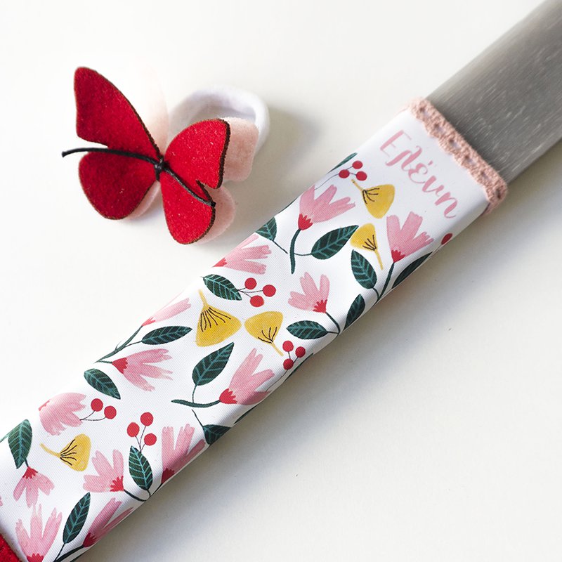 Λαμπάδα με όνομα και λαστιχάκι για τα μαλλιά