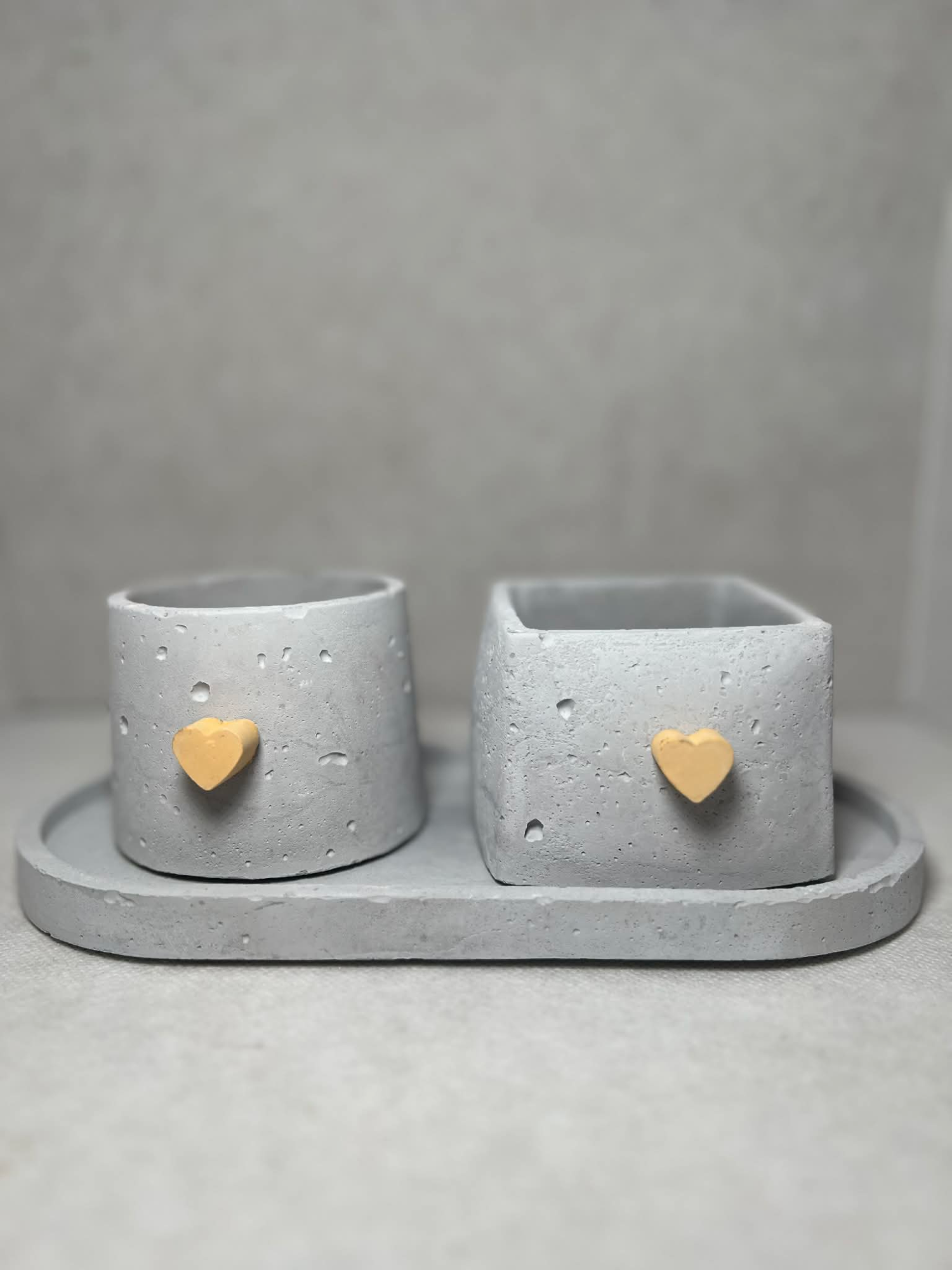 Συδυασμός κυλινδρικού και τετράγωνου μικρού κασπώ μαζί με δισκάκι