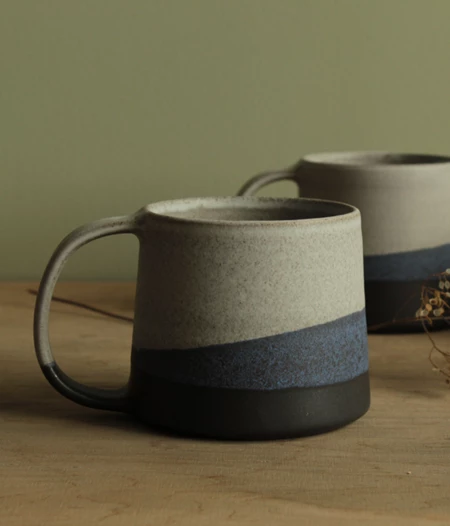 Three-coloured mugs in different colors