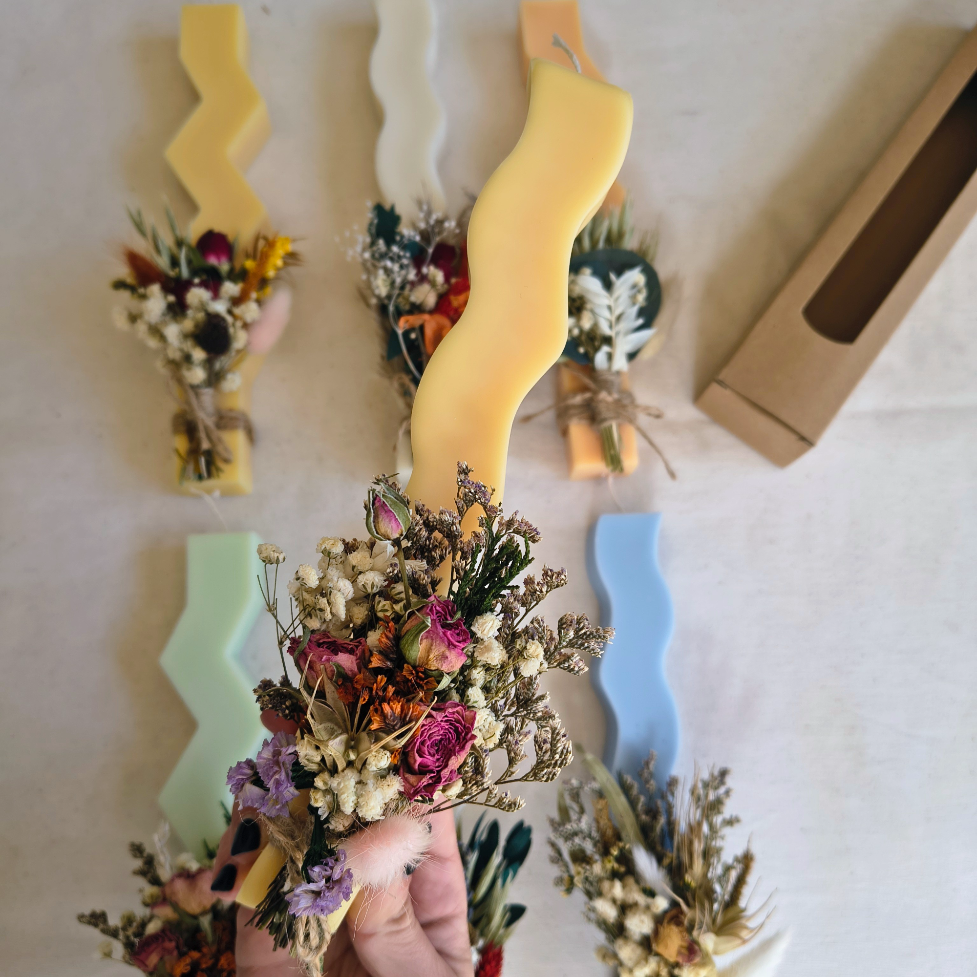 
Πασχαλινές Λαμπάδες με Αποξηραμένα Άνθη / Easter Candles with Dried Flowers 