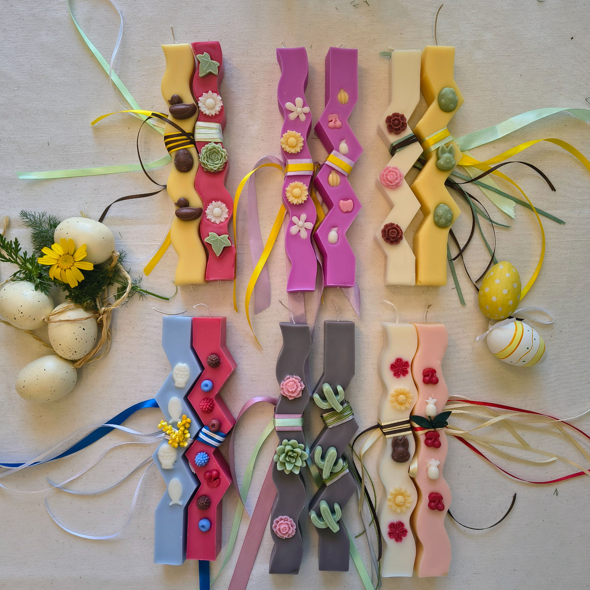 Πασχαλινές Λαμπάδες με Πολύχρωμες Διακοσμήσεις /  Easter Candles with Colorful Decorations