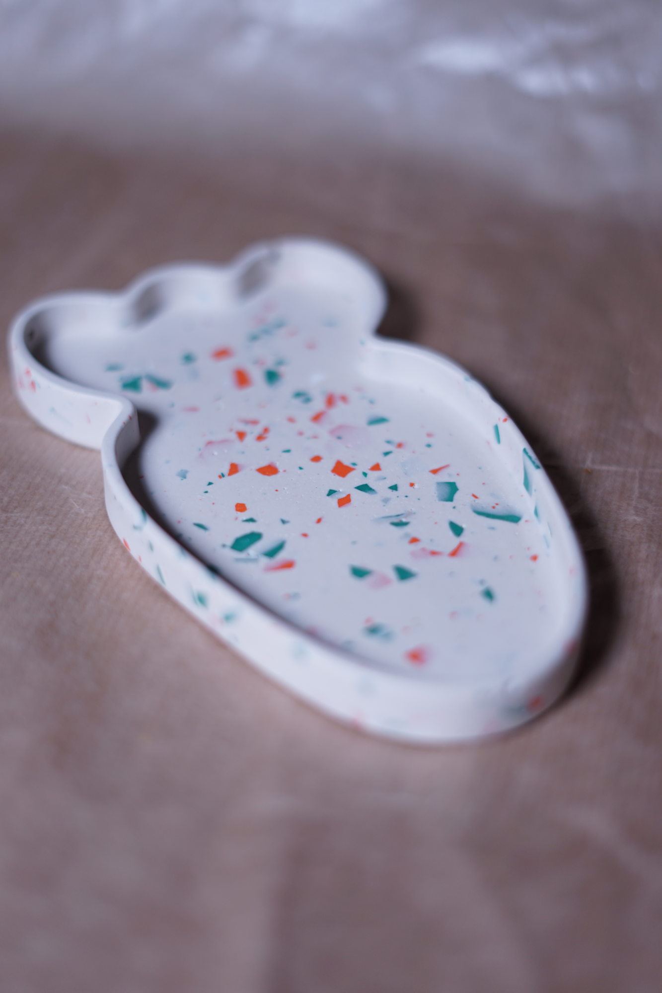 Πασχαλινό Διακοσμητικό Δισκάκι Καρότο Terrazzo - Mπεζ