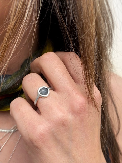 Οξειδωμένο δαχτυλίδι σε οργανική φόρμα