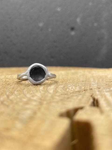 Οξειδωμένο δαχτυλίδι σε οργανική φόρμα