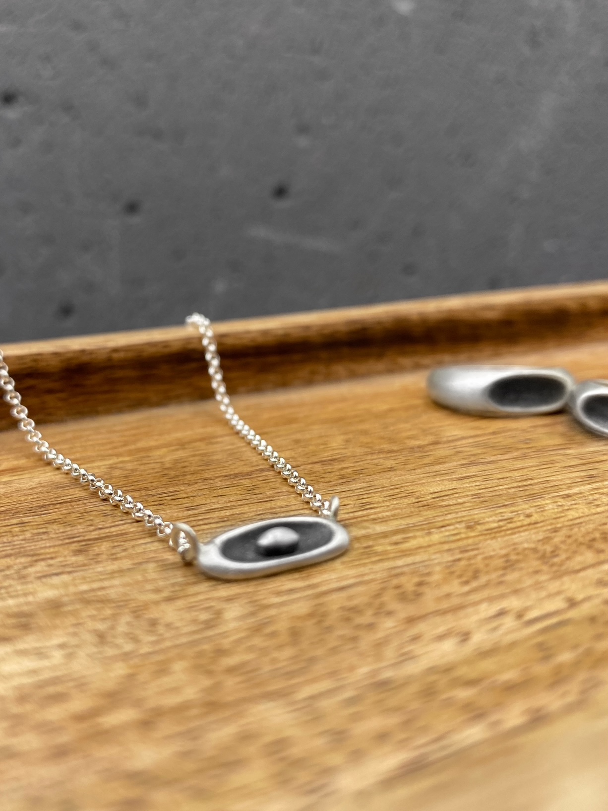 Οξειδωμένο κολιέ με οργανική φόρμα