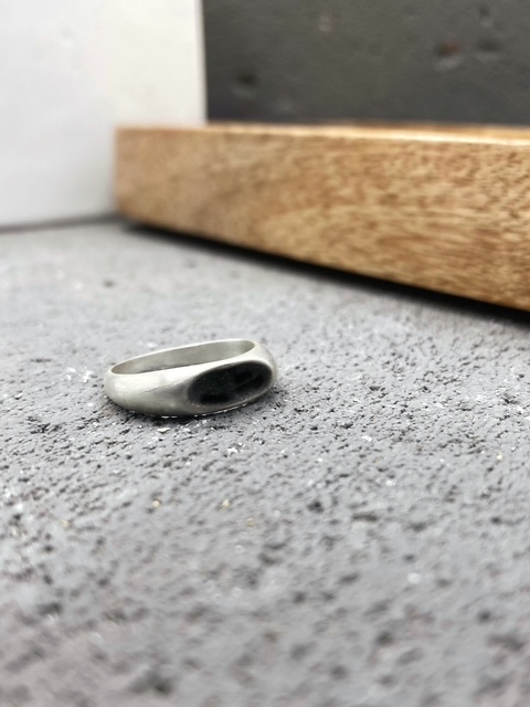 Οξειδωμένο δαχτυλίδι σε οργανική φόρμα