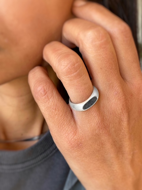 Οξειδωμένο δαχτυλίδι σε οργανική φόρμα