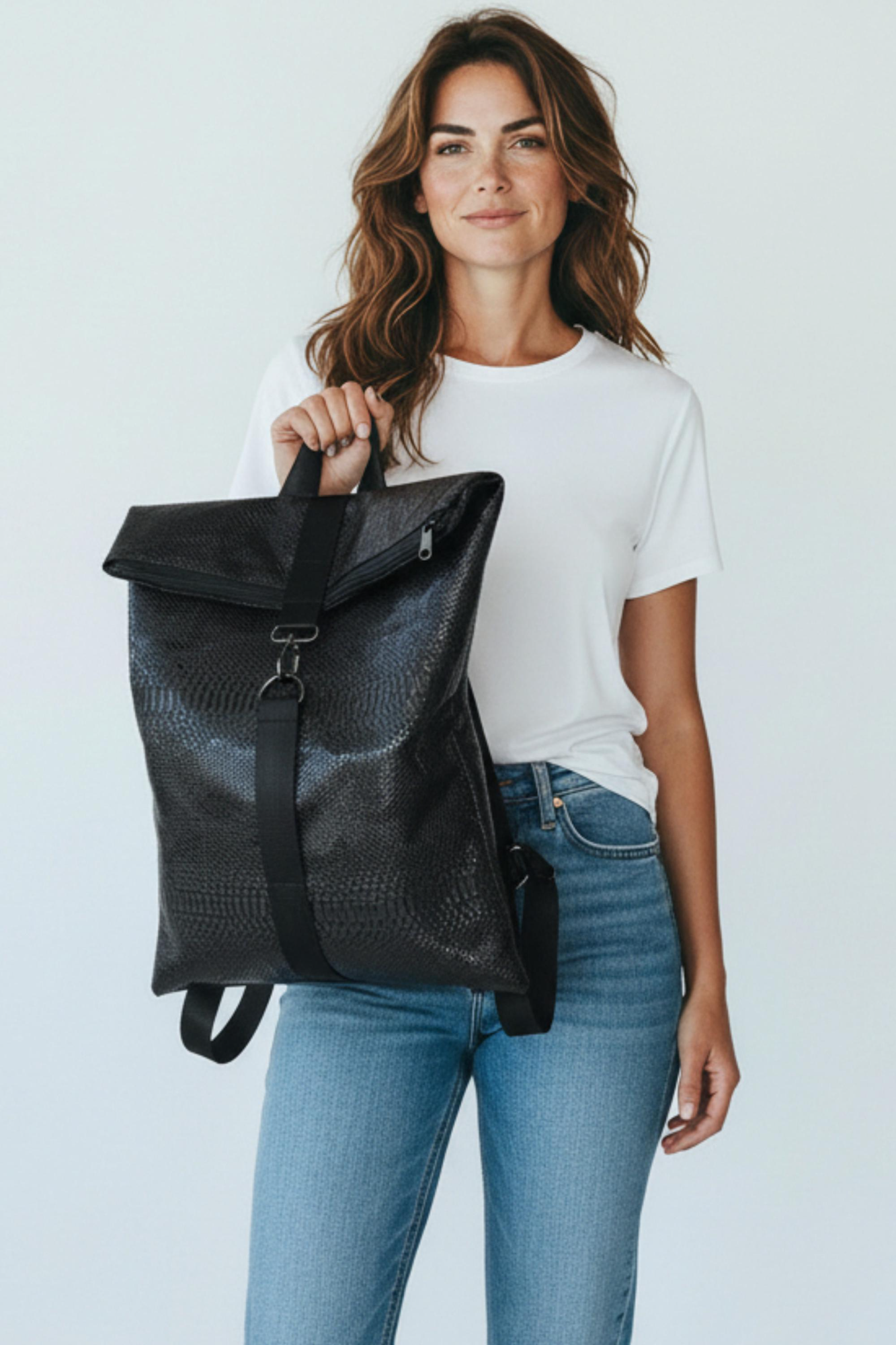 Σακίδιο πλάτης από μαύρη croco δερματίνη.