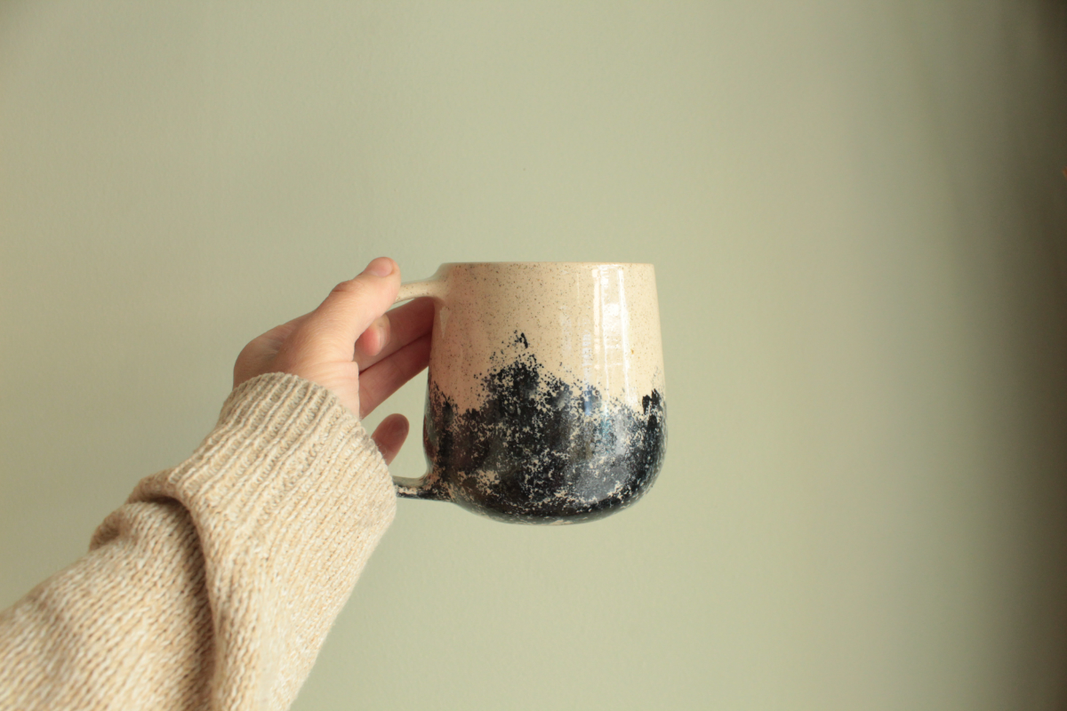 Λευκή κούπα με μπλε σχέδιο