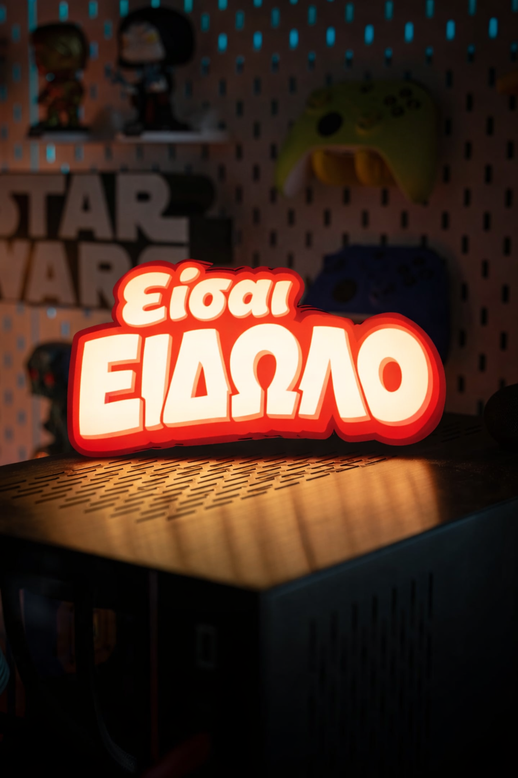 illuminated sign ''Είσαι είδωλο''