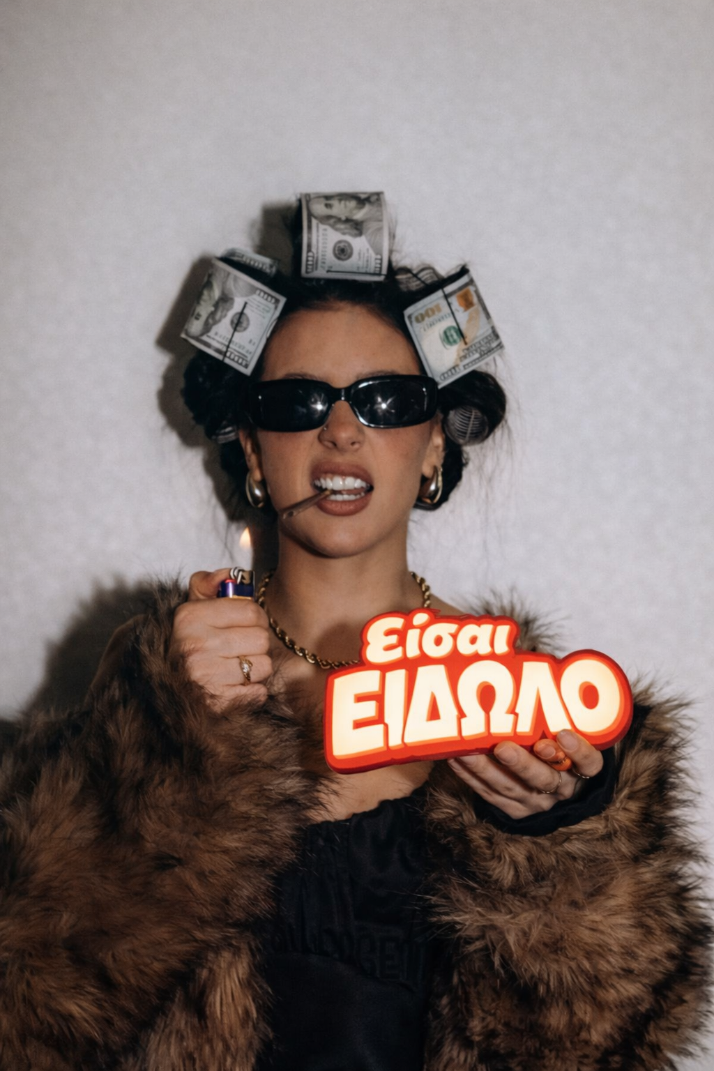 illuminated sign ''Είσαι είδωλο''