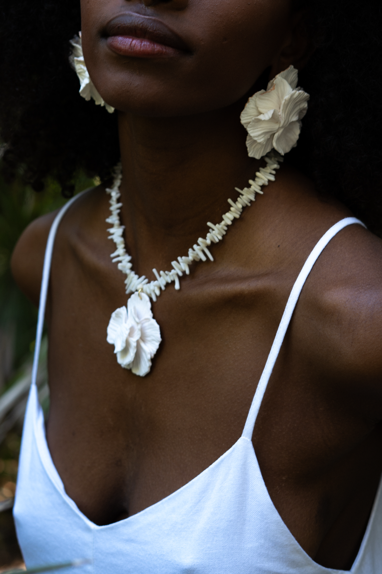 WHITE HIBISCUS NECKLACE