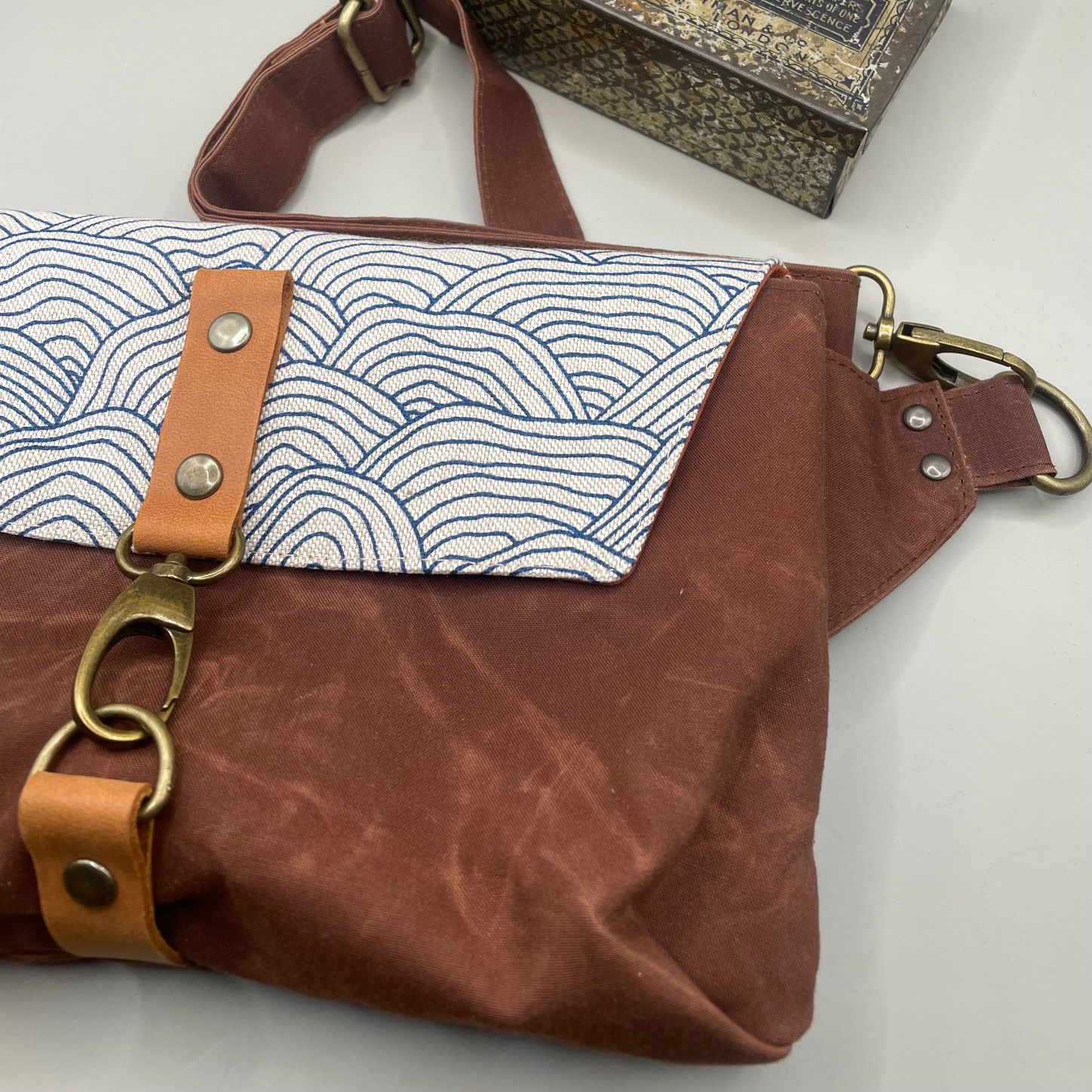 Muse bag καφέ waxed με κύμα