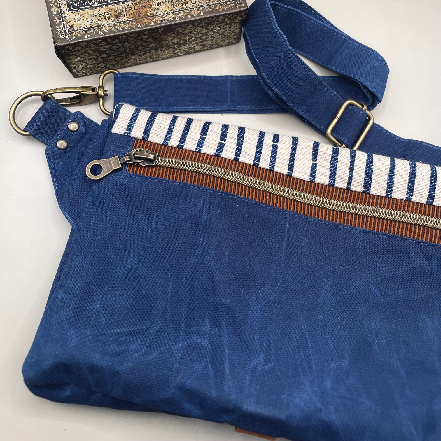 Muse bag μπλε waxed με ρίγα