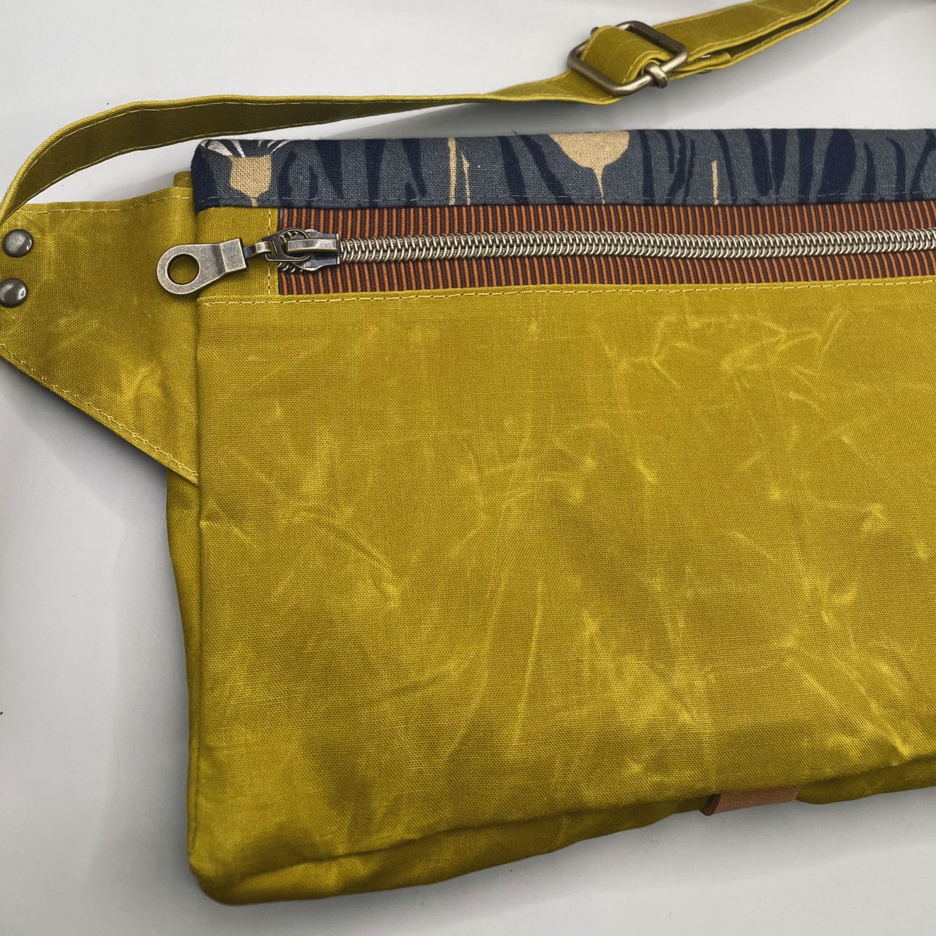Muse bag μουσταρδί waxed με λουλούδι