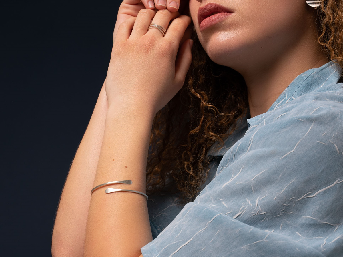 Open teardrop bracelet