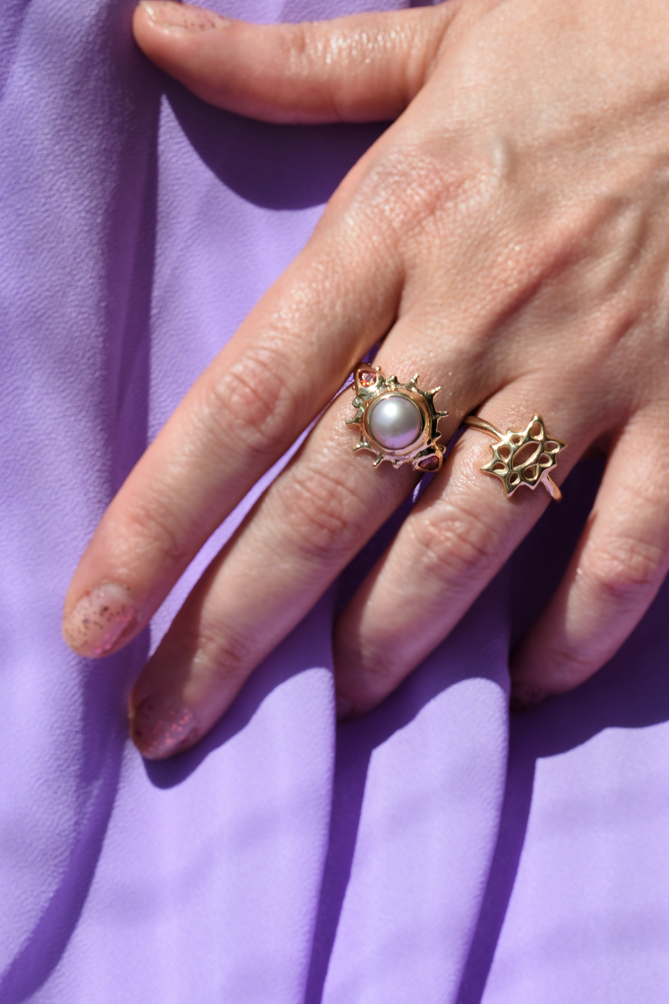Ring with pink pearls and red garnets