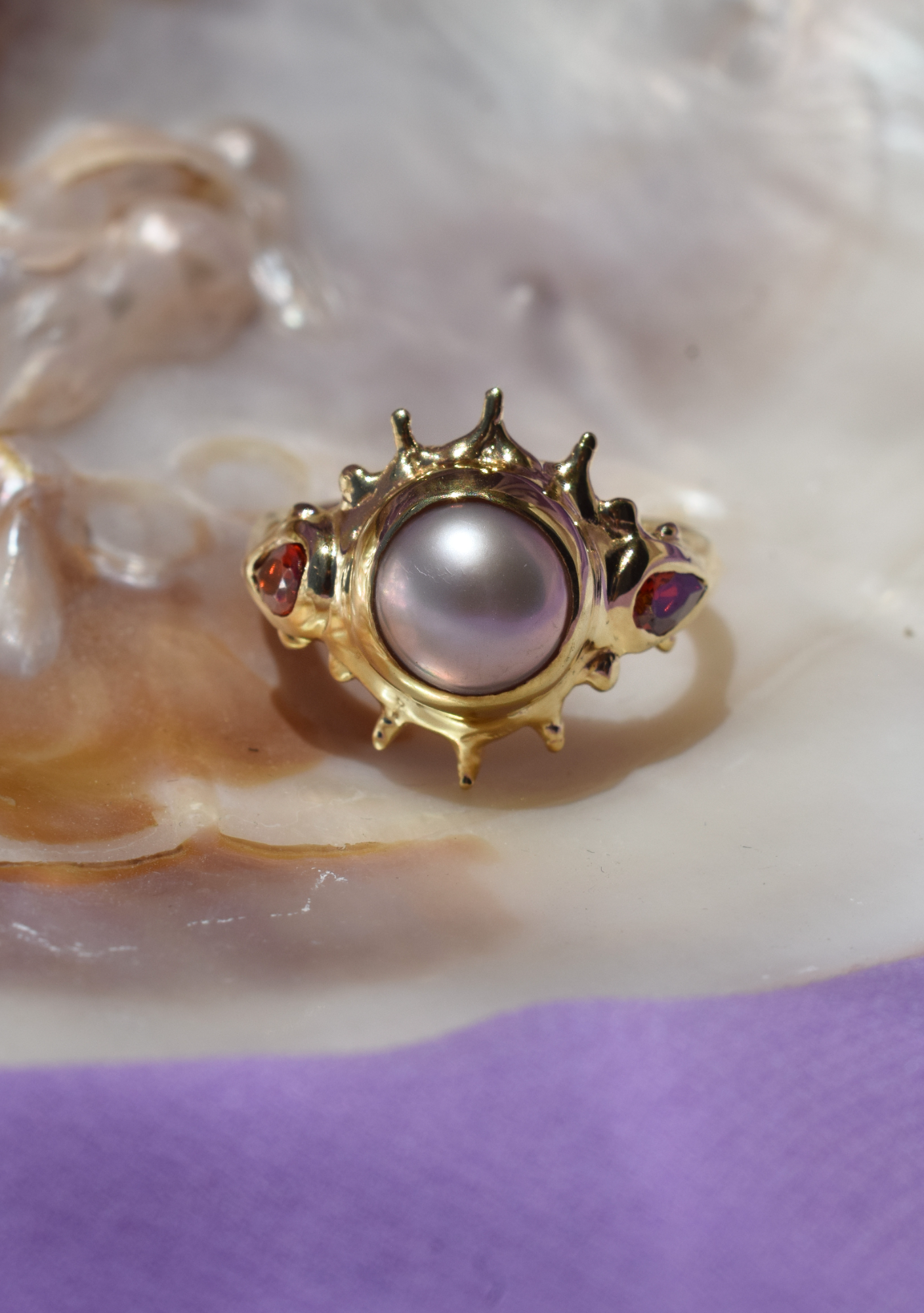 Ring with pink pearls and red garnets