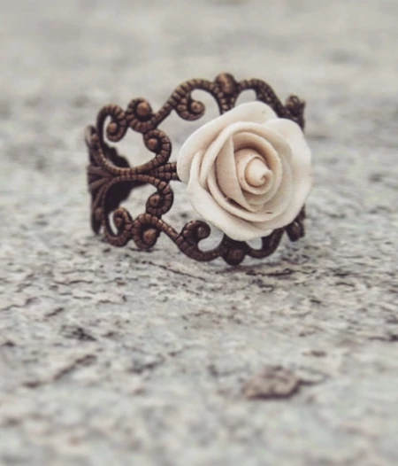 White rose ring 