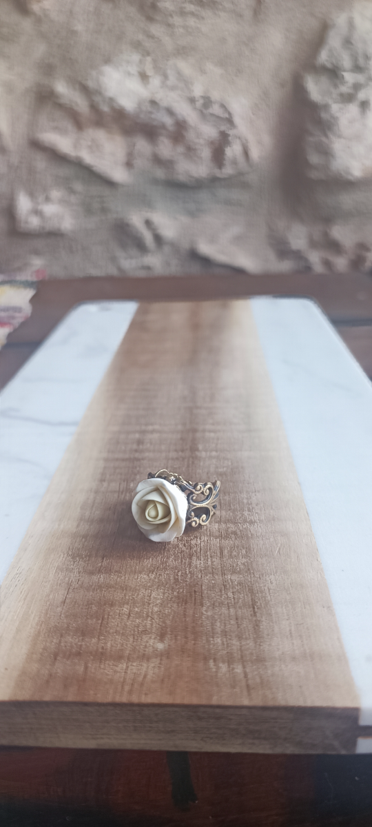 White rose ring 
