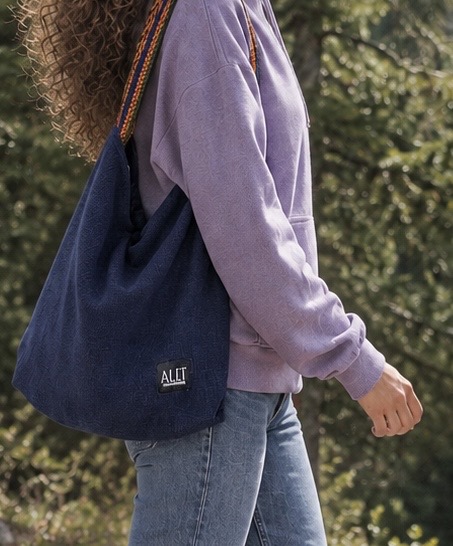 ✨BACK IN STOCK✨The City Shoulder Bag in Dark Blue!
