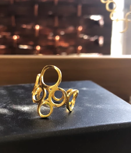 Dione ring band in gold