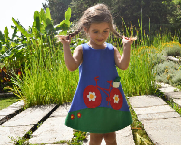 Φόρεμα ποδήλατο στην εξοχή