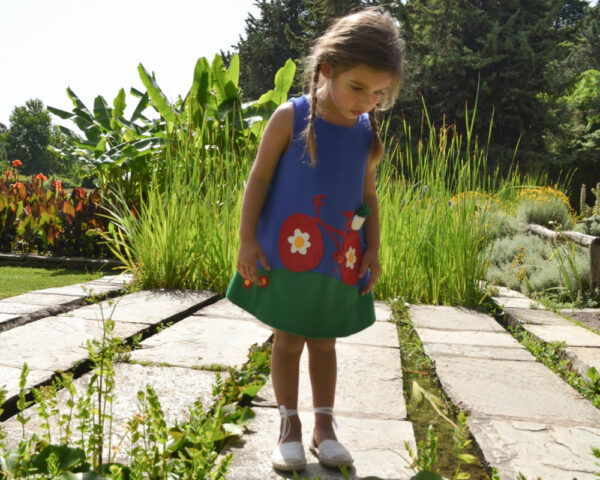 Φόρεμα ποδήλατο στην εξοχή