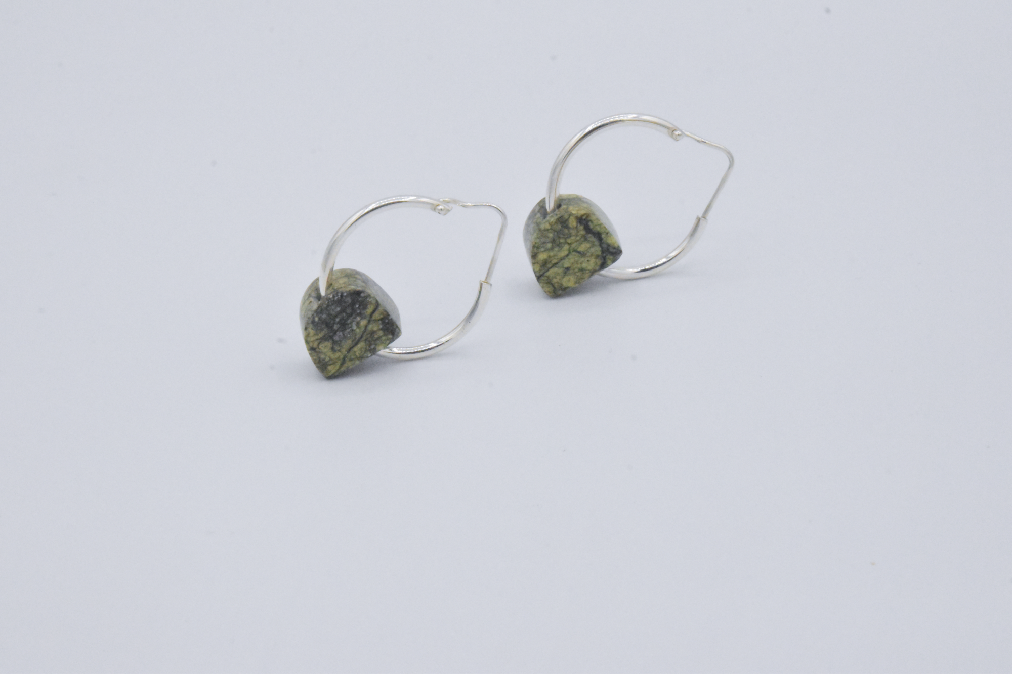 Σκουλαρίκια με πράσινο μάρμαρο και με κρίκους από ασήμι 925°