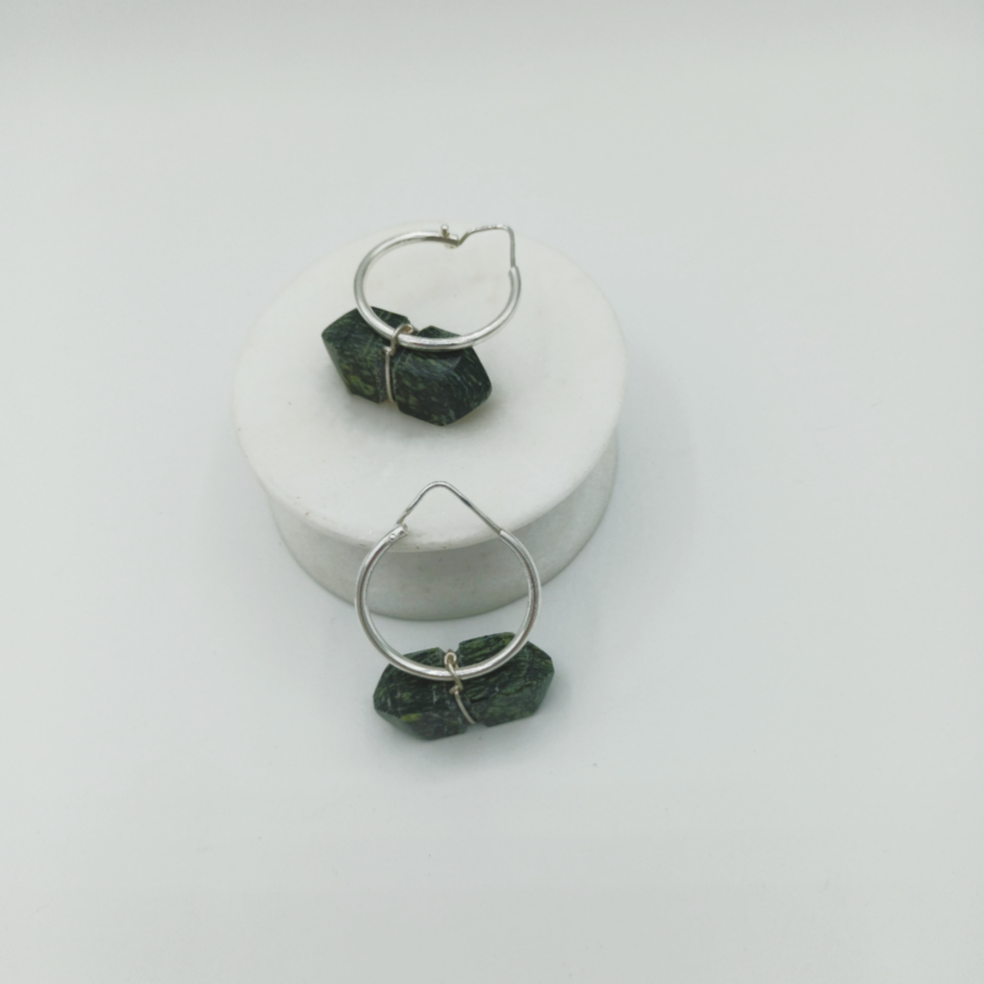 Σκουλαρίκια με πράσινο μάρμαρο και με κρίκους από ασήμι 925°