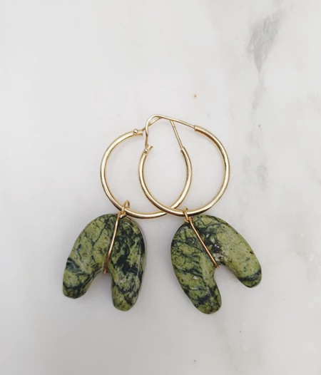 Σκουλαρίκια με πράσινο μάρμαρο και με κρίκους από επίχρυσο ασήμι 925°