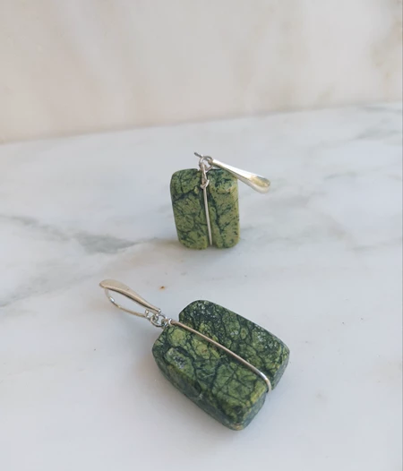 Σκουλαρίκια με πράσινο μάρμαρο και με γάντζους δάκρυ από ασήμι 925°