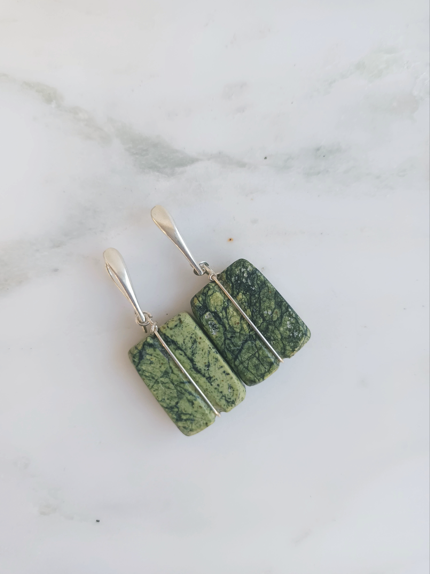 Σκουλαρίκια με πράσινο μάρμαρο και με γάντζους δάκρυ από ασήμι 925°