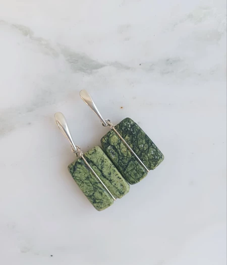 Σκουλαρίκια με πράσινο μάρμαρο και με γάντζους δάκρυ από ασήμι 925°