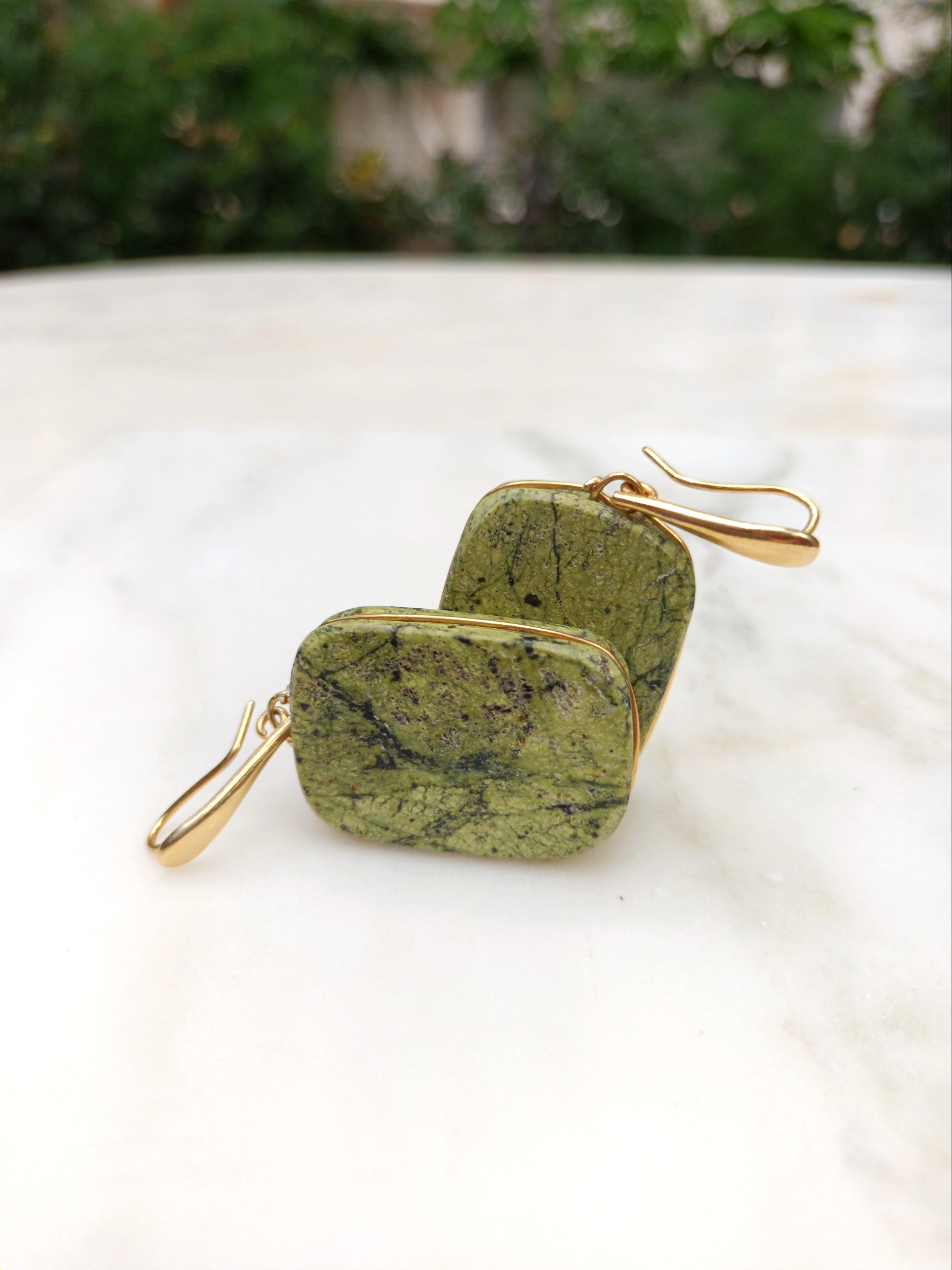 Σκουλαρίκια με πράσινο μάρμαρο και με γάντζους δάκρυ από επίχρυσο ασήμι 925°