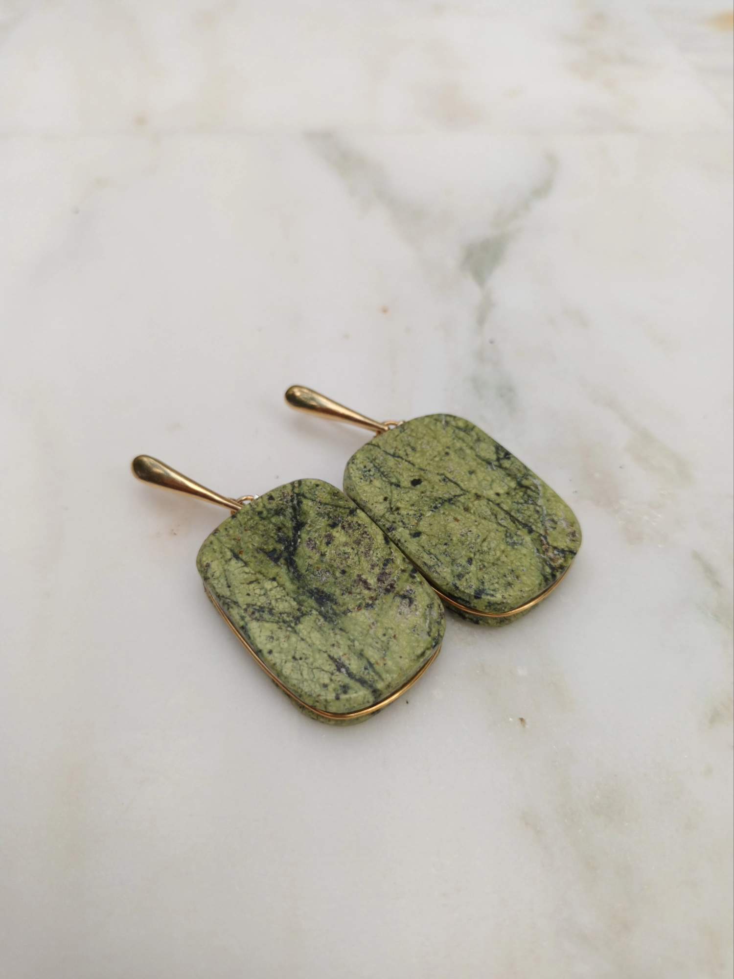 Σκουλαρίκια με πράσινο μάρμαρο και με γάντζους δάκρυ από επίχρυσο ασήμι 925°